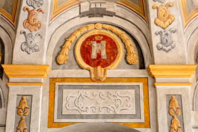 Schloss Bruchsal - Hauptbau - Erdgeschoss - Gartensaal / Sala Terrena - Südlicher Eingang - Blick nach oben auf Details der Malerei oberhalb der Türe und auf das Wappen der Propstei Weißenburg (Malereien ursprünglich von Giovanni Francesco Marchini, zwischen 1731 und 1736, restauriert von der Restauratoren-Arbeitsgemeinschaft Alfred Panowsky / Klaus Siller, 1982 bis 1986) (aufgenommen im Oktober 2018, am frühen Nachmittag)