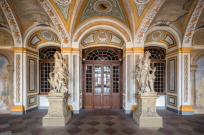 Schloss Bruchsal - Hauptbau - Erdgeschoss - Gartensaal / Sala Terrena - Skulpturen im Osten - Skulpturen "Die Luft" (links) und "Das Wasser" (rechts) aus dem Skulpturenensemble "Vier Elemente", gehauen von Joachim Günther (Original; eine Kopie befindet sich im Schlossgarten) (Malereien ursprünglich von Giovanni Francesco Marchini, zwischen 1731 und 1736, restauriert von der Restauratoren-Arbeitsgemeinschaft Alfred Panowsky / Klaus Siller, 1982 bis 1986) (aufgenommen im November 2018, um die Mittagszeit)
