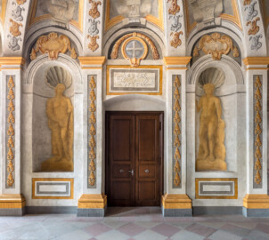 Schloss Bruchsal - Hauptbau - Erdgeschoss - Gartensaal / Sala Terrena - Blick auf die Nordseite des Gartensaals / der Sala Terrena (Malereien ursprünglich von Giovanni Francesco Marchini, zwischen 1731 und 1736, restauriert von der Restauratoren-Arbeitsgemeinschaft Alfred Panowsky / Klaus Siller, 1982 bis 1986) (aufgenommen im November 2018, um die Mittagszeit)