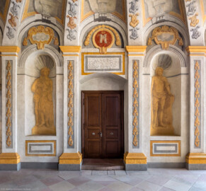 Schloss Bruchsal - Hauptbau - Erdgeschoss - Gartensaal / Sala Terrena - Blick auf die Südseite des Gartensaals / der Sala Terrena (Malereien ursprünglich von Giovanni Francesco Marchini, zwischen 1731 und 1736, restauriert von der Restauratoren-Arbeitsgemeinschaft Alfred Panowsky / Klaus Siller, 1982 bis 1986) (aufgenommen im November 2018, am frühen Nachmittag)