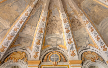 Schloss Bruchsal - Hauptbau - Erdgeschoss - Gartensaal / Sala Terrena - Nördliches Gewölbe - Blick nach oben in das Gewölbe mit den Gewölbegurten, den großen Konsolen und den darüber befindlichen Vorzeichnungen Marchinis (Malereien ursprünglich von Giovanni Francesco Marchini, zwischen 1731 und 1736, restauriert von der Restauratoren-Arbeitsgemeinschaft Alfred Panowsky / Klaus Siller, 1982 bis 1986) (aufgenommen im November 2018, am Nachmittag)