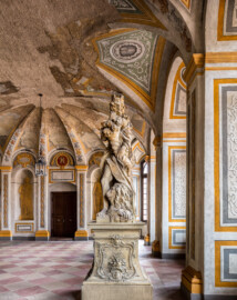 Schloss Bruchsal - Hauptbau - Erdgeschoss - Gartensaal / Sala Terrena - Skulptur im Nordwesten - Skulptur "Die Erde" aus dem Skulpturenensemble "Vier Elemente", gehauen von Joachim Günther (Original; eine Kopie befindet sich im Schlossgarten) (Malereien ursprünglich von Giovanni Francesco Marchini, zwischen 1731 und 1736, restauriert von der Restauratoren-Arbeitsgemeinschaft Alfred Panowsky / Klaus Siller, 1982 bis 1986) (aufgenommen im November 2018, am späten Vormittag)
