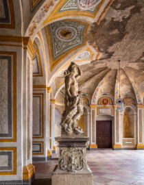 Schloss Bruchsal - Hauptbau - Erdgeschoss - Gartensaal / Sala Terrena - Skulptur im Nordosten - Skulptur "Die Luft" aus dem Skulpturenensemble "Vier Elemente", gehauen von Joachim Günther (Original; eine Kopie befindet sich im Schlossgarten) (Malereien ursprünglich von Giovanni Francesco Marchini, zwischen 1731 und 1736, restauriert von der Restauratoren-Arbeitsgemeinschaft Alfred Panowsky / Klaus Siller, 1982 bis 1986) (aufgenommen im November 2018, am späten Vormittag) Schloss Bruchsal - Hauptbau - Erdgeschoss - Gartensaal / Sala Terrena - Skulptur im Nordosten - Skulptur "Die Luft" aus dem Skulpturenensemble "Vier Elemente", gehauen von Joachim Günther (Original; eine Kopie befindet sich im Schlossgarten) (Malereien ursprünglich von Giovanni Francesco Marchini, zwischen 1731 und 1736, restauriert von der Restauratoren-Arbeitsgemeinschaft Alfred Panowsky / Klaus Siller, 1982 bis 1986) (aufgenommen im November 2018, am späten Vormittag)