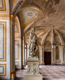 Schloss Bruchsal - Hauptbau - Erdgeschoss - Gartensaal / Sala Terrena - Skulptur im Südwesten - Skulptur "Das Feuer" aus dem Skulpturenensemble "Vier Elemente", gehauen von Joachim Günther (Original; eine Kopie befindet sich im Schlossgarten) (Malereien ursprünglich von Giovanni Francesco Marchini, zwischen 1731 und 1736, restauriert von der Restauratoren-Arbeitsgemeinschaft Alfred Panowsky / Klaus Siller, 1982 bis 1986) (aufgenommen im November 2018, um die Mittagszeit) Schloss Bruchsal - Hauptbau - Erdgeschoss - Gartensaal / Sala Terrena - Skulptur im Südwesten - Skulptur "Das Feuer" aus dem Skulpturenensemble "Vier Elemente", gehauen von Joachim Günther (Original; eine Kopie befindet sich im Schlossgarten) (Malereien ursprünglich von Giovanni Francesco Marchini, zwischen 1731 und 1736, restauriert von der Restauratoren-Arbeitsgemeinschaft Alfred Panowsky / Klaus Siller, 1982 bis 1986) (aufgenommen im November 2018, um die Mittagszeit)