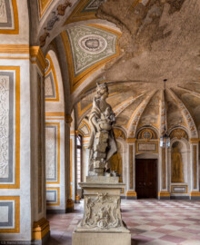 Schloss Bruchsal - Hauptbau - Erdgeschoss - Gartensaal / Sala Terrena - Skulptur im Südwesten - Skulptur "Das Feuer" aus dem Skulpturenensemble "Vier Elemente", gehauen von Joachim Günther (Original; eine Kopie befindet sich im Schlossgarten) (Malereien ursprünglich von Giovanni Francesco Marchini, zwischen 1731 und 1736, restauriert von der Restauratoren-Arbeitsgemeinschaft Alfred Panowsky / Klaus Siller, 1982 bis 1986) (aufgenommen im November 2018, um die Mittagszeit)