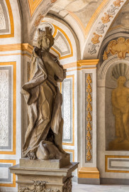 Schloss Bruchsal - Hauptbau - Erdgeschoss - Gartensaal / Sala Terrena - Skulptur im Nordwesten - Skulptur "Die Erde" aus dem Skulpturenensemble "Vier Elemente", gehauen von Joachim Günther (Original; eine Kopie befindet sich im Schlossgarten) (Malereien ursprünglich von Giovanni Francesco Marchini, zwischen 1731 und 1736, restauriert von der Restauratoren-Arbeitsgemeinschaft Alfred Panowsky / Klaus Siller, 1982 bis 1986) (aufgenommen im November 2018, am frühen Nachmittag) Schloss Bruchsal - Hauptbau - Erdgeschoss - Gartensaal / Sala Terrena - Skulptur im Nordwesten - Skulptur "Die Erde" aus dem Skulpturenensemble "Vier Elemente", gehauen von Joachim Günther (Original; eine Kopie befindet sich im Schlossgarten) (Malereien ursprünglich von Giovanni Francesco Marchini, zwischen 1731 und 1736, restauriert von der Restauratoren-Arbeitsgemeinschaft Alfred Panowsky / Klaus Siller, 1982 bis 1986) (aufgenommen im November 2018, am frühen Nachmittag)