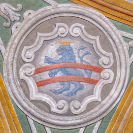Schloss Bruchsal - Hauptbau - Erdgeschoss - Gartensaal / Sala Terrena - Gewölbefeld links / nördlich der Osttür - 14. Wappenelement - Zählung beginnend an der Osttür, dann im Kreis nach Süden (Malereien ursprünglich von Giovanni Francesco Marchini, zwischen 1731 und 1736, restauriert von der Restauratoren-Arbeitsgemeinschaft Alfred Panowsky / Klaus Siller, 1982 bis 1986) (aufgenommen im November 2018, am Nachmittag)