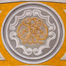 Schloss Bruchsal - Hauptbau - Erdgeschoss - Gartensaal / Sala Terrena - Sturzfeld über dem Südostfenster - 4. Wappenelement - Zählung beginnend an der Osttür, dann im Kreis nach Süden (Malereien ursprünglich von Giovanni Francesco Marchini, zwischen 1731 und 1736, restauriert von der Restauratoren-Arbeitsgemeinschaft Alfred Panowsky / Klaus Siller, 1982 bis 1986) (aufgenommen im November 2018, am Nachmittag) Schloss Bruchsal - Hauptbau - Erdgeschoss - Gartensaal / Sala Terrena - Sturzfeld über dem Südostfenster - 4. Wappenelement - Zählung beginnend an der Osttür, dann im Kreis nach Süden (Malereien ursprünglich von Giovanni Francesco Marchini, zwischen 1731 und 1736, restauriert von der Restauratoren-Arbeitsgemeinschaft Alfred Panowsky / Klaus Siller, 1982 bis 1986) (aufgenommen im November 2018, am Nachmittag)