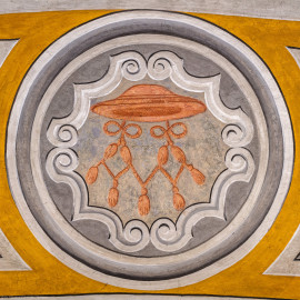 Schloss Bruchsal - Hauptbau - Erdgeschoss - Gartensaal / Sala Terrena - Sturzfeld über dem südlichen Westfenster - 7. Wappenelement - Zählung beginnend an der Osttür, dann im Kreis nach Süden (Malereien ursprünglich von Giovanni Francesco Marchini, zwischen 1731 und 1736, restauriert von der Restauratoren-Arbeitsgemeinschaft Alfred Panowsky / Klaus Siller, 1982 bis 1986) (aufgenommen im November 2018, am Nachmittag) Schloss Bruchsal - Hauptbau - Erdgeschoss - Gartensaal / Sala Terrena - Sturzfeld über dem südlichen Westfenster - 7. Wappenelement - Zählung beginnend an der Osttür, dann im Kreis nach Süden (Malereien ursprünglich von Giovanni Francesco Marchini, zwischen 1731 und 1736, restauriert von der Restauratoren-Arbeitsgemeinschaft Alfred Panowsky / Klaus Siller, 1982 bis 1986) (aufgenommen im November 2018, am Nachmittag)