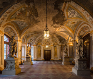 Schloss Bruchsal - Hauptbau - Erdgeschoss - Gartensaal / Sala Terrena - Blick von der südlichen Tür nach Norden in den Gartensaal / die Sala Terrena am Beginn der Dämmerung (Malereien ursprünglich von Giovanni Francesco Marchini, zwischen 1731 und 1736, restauriert von der Restauratoren-Arbeitsgemeinschaft Alfred Panowsky / Klaus Siller, 1982 bis 1986; originales Skultpturenensemble "Vier Elemente" von Joachim Günther, Kopien stehen im Schlossgarten) (aufgenommen im November 2018, am Nachmittag)