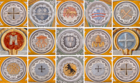 Schloss Bruchsal - Hauptbau - Erdgeschoss - Gartensaal / Sala Terrena - Die 14 Wappen bzw. Wappenelemente des Gartensaals - Das erste Wappen oben links ist aus Symmetriegründen dupliziert und identisch mit dem letzten Wappen unten rechts - Reihenfolge der Wappen (elemente): v.o.l.n.u.r.: 8. / 3. / 1. / 14. / 13. / 5. / 7. / 9. / 10. / 12. / 4. / 6. / 2. / 11. / 8. Wappen (element) - Zählung beginnend an der Osttür, dann im Kreis nach Süden (Malereien ursprünglich von Giovanni Francesco Marchini, zwischen 1731 und 1736, restauriert von der Restauratoren-Arbeitsgemeinschaft Alfred Panowsky / Klaus Siller, 1982 bis 1986) (aufgenommen im November 2018, am Nachmittag)