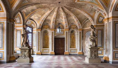 Schloss Bruchsal - Hauptbau - Erdgeschoss - Gartensaal / Sala Terrena - Blick in den Gartensaal / die Sala Terrena nach Norden (Malereien ursprünglich von Giovanni Francesco Marchini, zwischen 1731 und 1736, restauriert von der Restauratoren-Arbeitsgemeinschaft Alfred Panowsky / Klaus Siller, 1982 bis 1986; zwei originale Skulpturen der "Vier Elemente" von Joachim Günther, Kopien stehen im Schlossgarten) (aufgenommen im November 2018, am späten Vormittag)