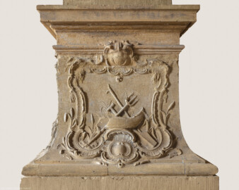 Schloss Bruchsal - Hauptbau - Erdgeschoss - Gartensaal / Sala Terrena - Skulptur "Das Wasser" im Südosten - Südseite/ rechte Seite des Sockels der Skulptur "Das Wasser" aus dem Skulpturenensemble "Vier Elemente" (gehauen von Joachim Günther; eine Kopie befindet sich im Schlossgarten) (aufgenommen im November 2018, am frühen Nachmittag)