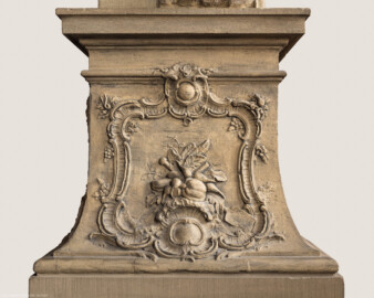 Schloss Bruchsal - Hauptbau - Erdgeschoss - Gartensaal / Sala Terrena - Skulptur "Die Erde" im Nordwesten - Nordseite / rechte Seite des Sockels der Skulptur "Die Erde" aus dem Skulpturenensemble "Vier Elemente" (gehauen von Joachim Günther; eine Kopie befindet sich im Schlossgarten) (aufgenommen im November 2018, am frühen Nachmittag)