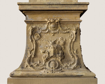 Schloss Bruchsal - Hauptbau - Erdgeschoss - Gartensaal / Sala Terrena - Skulptur "Das Feuer" im Südwesten - Südseite / linke Seite des Sockels der Skulptur "Das Feuer" aus dem Skulpturenensemble "Vier Elemente" (gehauen von Joachim Günther; eine Kopie befindet sich im Schlossgarten) (aufgenommen im November 2018, am frühen Nachmittag)