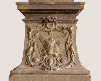 Schloss Bruchsal - Hauptbau - Erdgeschoss - Gartensaal / Sala Terrena - Skulptur "Die Luft" im Nordosten - Nordseite / linke Seite des Sockels der Skulptur "Die Luft" aus dem Skulpturenensemble "Vier Elemente" (gehauen von Joachim Günther; eine Kopie befindet sich im Schlossgarten) (aufgenommen im November 2018, am frühen Nachmittag)