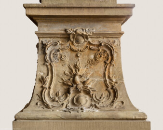 Schloss Bruchsal - Hauptbau - Erdgeschoss - Gartensaal / Sala Terrena - Skulptur "Das Feuer" im Südwesten - Nordseite / rechte Seite des Sockels der Skulptur "Das Feuer" aus dem Skulpturenensemble "Vier Elemente" (gehauen von Joachim Günther; eine Kopie befindet sich im Schlossgarten) (aufgenommen im November 2018, am frühen Nachmittag)