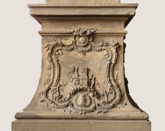 Schloss Bruchsal - Hauptbau - Erdgeschoss - Gartensaal / Sala Terrena - Skulptur "Die Erde" im Nordwesten - Südseite / linke Seite des Sockels der Skulptur "Die Erde" aus dem Skulpturenensemble "Vier Elemente" (gehauen von Joachim Günther; eine Kopie befindet sich im Schlossgarten) (aufgenommen im November 2018, am frühen Nachmittag)