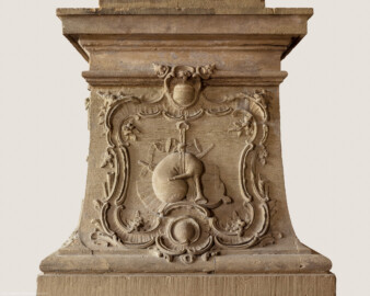 Schloss Bruchsal - Hauptbau - Erdgeschoss - Gartensaal / Sala Terrena - Skulptur "Die Luft" im Nordosten - Südseite / rechte Seite des Sockels der Skulptur "Die Luft" aus dem Skulpturenensemble "Vier Elemente" (gehauen von Joachim Günther; eine Kopie befindet sich im Schlossgarten) (aufgenommen im November 2018, am frühen Nachmittag)