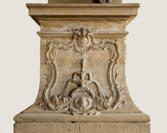 Schloss Bruchsal - Hauptbau - Erdgeschoss - Gartensaal / Sala Terrena - Skulptur "Das Wasser" im Südosten - Nordseite/ linke Seite des Sockels der Skulptur "Das Wasser" aus dem Skulpturenensemble "Vier Elemente" (gehauen von Joachim Günther; eine Kopie befindet sich im Schlossgarten) (aufgenommen im November 2018, am frühen Nachmittag)