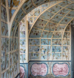 Schloss Bruchsal - Hauptbau / Corps de Logis - Erdgeschoss - Laubenzimmer - Von Süden - Blick vom südwestlichen Fenster auf die westliche und nordwestliche Wand mit Laubenmalereien (Malereien vermutlich von Giovanni Francesco Marchini, zwischen 1731 und 1736, weitgehend original erhalten, in den 1970er Jahren freigelegt) (aufgenommen im November 2018, am Nachmittag) Schloss Bruchsal - Hauptbau / Corps de Logis - Erdgeschoss - Laubenzimmer - Von Süden - Blick vom südwestlichen Fenster auf die westliche und nordwestliche Wand mit Laubenmalereien (Malereien vermutlich von Giovanni Francesco Marchini, zwischen 1731 und 1736, weitgehend original erhalten, in den 1970er Jahren freigelegt) (aufgenommen im November 2018, am Nachmittag)