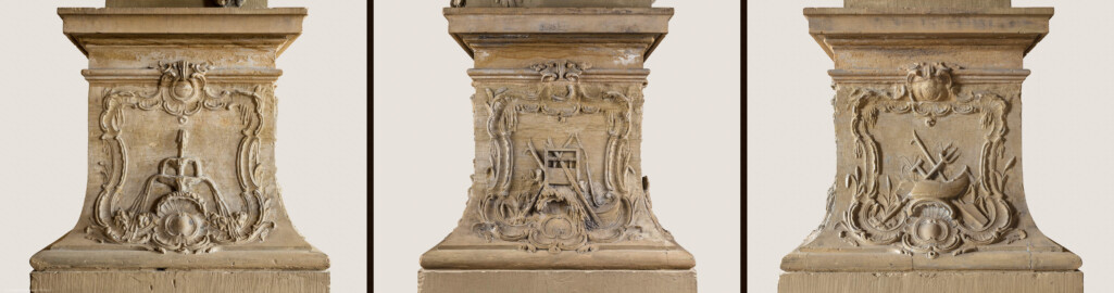 Schloss Bruchsal - Hauptbau - Erdgeschoss - Gartensaal / Sala Terrena - Skulptur "Das Wasser" im Südosten - v.l.n.r.: linke Seite (Nordseite), Frontseite (Westseite) und rechte Seite (Südseite) des Sockels der Skulptur "Das Wasser" aus dem Skulpturenensemble "Vier Elemente" (gehauen von Joachim Günther; eine Kopie befindet sich im Schlossgarten) (aufgenommen im November 2018, um die Mittagszeit)