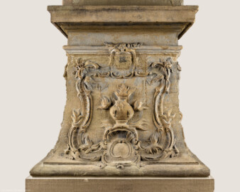 Schloss Bruchsal - Hauptbau - Erdgeschoss - Gartensaal / Sala Terrena - Skulptur "Das Feuer" im Südwesten - Ostseite / Stirnseite des Sockels der Skulptur "Das Feuer" aus dem Skulpturenensemble "Vier Elemente" (gehauen von Joachim Günther; eine Kopie befindet sich im Schlossgarten) (aufgenommen im Januar 2019, um die Mittagszeit)