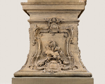 Schloss Bruchsal - Hauptbau - Erdgeschoss - Gartensaal / Sala Terrena - Skulptur "Die Erde" im Nordwesten - Ostseite / Stirnseite des Sockels der Skulptur "Die Erde" aus dem Skulpturenensemble "Vier Elemente" (gehauen von Joachim Günther; eine Kopie befindet sich im Schlossgarten) (aufgenommen im Januar 2019, um die Mittagszeit)