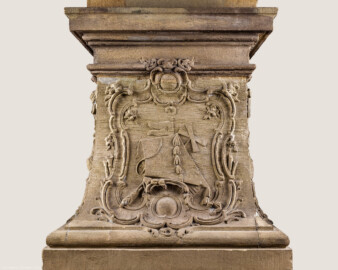 Schloss Bruchsal - Hauptbau - Erdgeschoss - Gartensaal / Sala Terrena - Skulptur "Die Luft" im Nordosten - Westseite / Stirnseite des Sockels der Skulptur "Die Luft" aus dem Skulpturenensemble "Vier Elemente" (gehauen von Joachim Günther; eine Kopie befindet sich im Schlossgarten) (aufgenommen im Januar 2019, um die Mittagszeit)