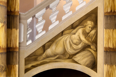 Schloss Bruchsal - Hauptbau - Erdgeschoss - Grotte, Südostseite - Von Nordwesten - Blick auf den südlichen Treppenzwickel mit einem Flussgott (Malereien ursprünglich von Giovanni Francesco Marchini, 1731 bis 1736, rekonstruiert von Manfred Leitenmeier, 1971 bis 1980) (aufgenommen im Januar 2019, am Nachmittag)
