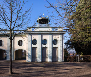 Bruchsal - Belvedere / Schießhaus - Von Außen / Von Osten - Blick auf den nördlichen Teil der Ostfassade des Belvedere (ursprünglich erbaut 1756-61 nach Plänen von Leonhard Stahl) (aufgenommen im Januar 2019, am späten Vormittag) Bruchsal - Belvedere / Schießhaus - Von Außen / Von Osten - Blick auf den nördlichen Teil der Ostfassade des Belvedere (ursprünglich erbaut 1756-61 nach Plänen von Leonhard Stahl) (aufgenommen im Januar 2019, am späten Vormittag)