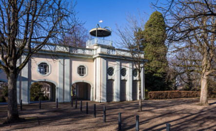 Bruchsal - Belvedere / Schießhaus - Von Außen / Von Südost - Blick auf den nördlichen Teil der Ostfassade des Belvedere (ursprünglich erbaut 1756-61 nach Plänen von Leonhard Stahl) (aufgenommen im Januar 2019, um die Mittagszeit) Bruchsal - Belvedere / Schießhaus - Von Außen / Von Südost - Blick auf den nördlichen Teil der Ostfassade des Belvedere (ursprünglich erbaut 1756-61 nach Plänen von Leonhard Stahl) (aufgenommen im Januar 2019, um die Mittagszeit)