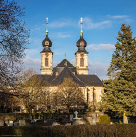 Bruchsal - Peterskirche / St. Peter - Von Außen / Von Süden - Blick vom Hauptfriedhof auf die Südfassade, die Kuppel und die Doppeltürme (aufgenommen im Januar 2019, am Nachmittag)