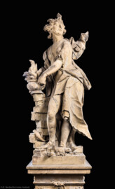 Schloss Bruchsal - Hauptbau - Erdgeschoss - Gartensaal / Sala Terrena - Skulptur im Südwesten - Skulptur "Das Feuer" aus dem Skulpturenensemble "Vier Elemente", gehauen von Joachim Günther (Original; eine Kopie befindet sich im Schlossgarten) (aufgenommen im Januar 2019, am späten Vormittag)