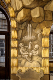 Schloss Bruchsal - Hauptbau - Erdgeschoss - Grotte, Nordostseite - Von Süden - Zwei Kinderfiguren  (Malereien ursprünglich von Giovanni Francesco Marchini, 1731 bis 1736, rekonstruiert von Manfred Leitenmeier, 1971 bis 1980) (aufgenommen im Januar 2019, um die Mittagszeit)