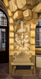 Schloss Bruchsal - Hauptbau - Erdgeschoss - Grotte, Nordostseite - Von Süden - Zwei Kinderfiguren  (Malereien ursprünglich von Giovanni Francesco Marchini, 1731 bis 1736, rekonstruiert von Manfred Leitenmeier, 1971 bis 1980) (aufgenommen im Januar 2019, um die Mittagszeit)