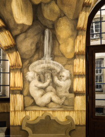 Schloss Bruchsal - Hauptbau - Erdgeschoss - Grotte, Südostseite - Von Norden - Zwei Kinderfiguren  (Malereien ursprünglich von Giovanni Francesco Marchini, 1731 bis 1736, rekonstruiert von Manfred Leitenmeier, 1971 bis 1980) (aufgenommen im Januar 2019, um die Mittagszeit)