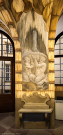 Schloss Bruchsal - Hauptbau - Erdgeschoss - Grotte, Südwestseite - Von Norden - Zwei männliche Chimären  (Malereien ursprünglich von Giovanni Francesco Marchini, 1731 bis 1736, rekonstruiert von Manfred Leitenmeier, 1971 bis 1980) (aufgenommen im Januar 2019, um die Mittagszeit)