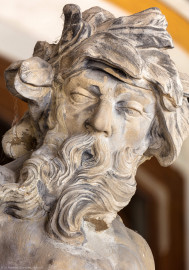 Schloss Bruchsal - Hauptbau - Erdgeschoss - Gartensaal / Sala Terrena - Skulptur im Südosten - Kopf der Skulptur "Das Wasser" aus dem Skulpturenensemble "Vier Elemente", gehauen von Joachim Günther (Original; eine Kopie befindet sich im Schlossgarten) (aufgenommen im Januar 2019, am Nachmittag) Schloss Bruchsal - Hauptbau - Erdgeschoss - Gartensaal / Sala Terrena - Skulptur im Südosten - Kopf der Skulptur "Das Wasser" aus dem Skulpturenensemble "Vier Elemente", gehauen von Joachim Günther (Original; eine Kopie befindet sich im Schlossgarten) (aufgenommen im Januar 2019, am Nachmittag)