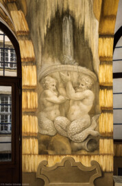 Schloss Bruchsal - Hauptbau - Erdgeschoss - Grotte, Südwestseite - Von Norden - Zwei männliche Chimären  (Malereien ursprünglich von Giovanni Francesco Marchini, 1731 bis 1736, rekonstruiert von Manfred Leitenmeier, 1971 bis 1980) (aufgenommen im Januar 2019, um die Mittagszeit)
