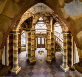 Schloss Bruchsal - Hauptbau - Erdgeschoss - Grotte - Blick vom südlichen Treppenaufgang durch eine Öffnung in die Grotte nach Norden hinein, auf der Gegenseite die ansteigende Treppe (Malereien ursprünglich von Giovanni Francesco Marchini, Grotte restauriert von Manfred Leitenmeier, Treppe entworfen von Balthasar Neumann) (aufgenommen im Februar 2019, am frühen Nachmittag) Schloss Bruchsal - Hauptbau - Erdgeschoss - Grotte - Blick vom südlichen Treppenaufgang durch eine Öffnung in die Grotte nach Norden hinein, auf der Gegenseite die ansteigende Treppe (Malereien ursprünglich von Giovanni Francesco Marchini, Grotte restauriert von Manfred Leitenmeier, Treppe entworfen von Balthasar Neumann) (aufgenommen im Februar 2019, am frühen Nachmittag)