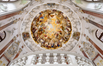 Schloss Bruchsal - Hauptbau / Corps de Logis - Beletage - Kuppelsaal - Blick von der Mitte der südlichen Treppe nach oben und nach Norden in die rekonstruierte Kuppel (Urspüngliche Malereien von Johannes Zick und Sohn Januarius, 1752, originalgetreue Rekonstruktion von Karl Manninger, 1966, urspüngliche Stuckaturen von Johann Michael Feichtmayr, Rekonstruktion durch Jakob und Josef Schnitzer, 1964) (aufgenommen im Februar 2019, am frühen Nachmittag)