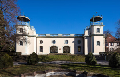 Bruchsal - Belvedere / Schießhaus - Von Außen / Von Westen - Blick auf die Westfassade des Belvedere (ursprünglich erbaut 1756-61 nach Plänen von Leonhard Stahl) (aufgenommen im Februar 2019, am Nachmittag) Bruchsal - Belvedere / Schießhaus - Von Außen / Von Westen - Blick auf die Westfassade des Belvedere (ursprünglich erbaut 1756-61 nach Plänen von Leonhard Stahl) (aufgenommen im Februar 2019, am Nachmittag)