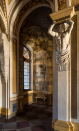 Schloss Bruchsal - Hauptbau / Corps de Logis - Erdgeschoss - Grotte - Blick von Südosten auf die nördliche Herme und auf den nordwestlichen Teil der Grotte mit den Landschaftsmalereien (Malereien ursprünglich von Giovanni Francesco Marchini, 1731 bis 1736, rekonstruiert von Manfred Leitenmeier, 1971 bis 1980, Herme rekonstruiert von Hans Volker Dursy, 1973) (aufgenommen im Februar 2019, am Vormittag)