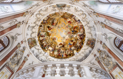 Schloss Bruchsal - Hauptbau / Corps de Logis - Beletage - Kuppelsaal - Blick von der Mitte der nördlichen Treppe nach oben und nach Süden in die rekonstruierte Kuppel (Urspüngliche Malereien von Johannes Zick und Sohn Januarius, 1752, originalgetreue Rekonstruktion von Karl Manninger, 1966, urspüngliche Stuckaturen von Johann Michael Feichtmayr, Rekonstruktion durch Jakob und Josef Schnitzer, 1964) (aufgenommen im Februar 2019, um die Mittagszeit) Schloss Bruchsal - Hauptbau / Corps de Logis - Beletage - Kuppelsaal - Blick von der Mitte der nördlichen Treppe nach oben und nach Süden in die rekonstruierte Kuppel (Urspüngliche Malereien von Johannes Zick und Sohn Januarius, 1752, originalgetreue Rekonstruktion von Karl Manninger, 1966, urspüngliche Stuckaturen von Johann Michael Feichtmayr, Rekonstruktion durch Jakob und Josef Schnitzer, 1964) (aufgenommen im Februar 2019, um die Mittagszeit)