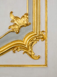 Schloss Bruchsal - Hauptbau / Corps de Logis - Beletage - Kuppelsaal - Von Osten - Blick auf einen Ausschnitt der Tür vom Kuppelsaal in den Marmorsaal, linkes Türblatt, Höhe Türgriff (aufgenommen im Februar 2019, am Nachmittag) Schloss Bruchsal - Hauptbau / Corps de Logis - Beletage - Kuppelsaal - Von Osten - Blick auf einen Ausschnitt der Tür vom Kuppelsaal in den Marmorsaal, linkes Türblatt, Höhe Türgriff (aufgenommen im Februar 2019, am Nachmittag)