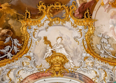 Schloss Bruchsal - Hauptbau / Corps de Logis - Beletage - Marmorsaal / Kaisersaal - Blick in den unteren Teil des Gewölbes, oberhalb des Durchgangs zum Kuppelsaal (Deckenbild ursprünglich von Johannes Zick, rekonstruiert von Wolfram Köberl, 1969 bis 1973; Stuckaturen ursprünglich von Johann Michael Feichtmayr) (aufgenommen im Februar 2019, am Nachmittag)