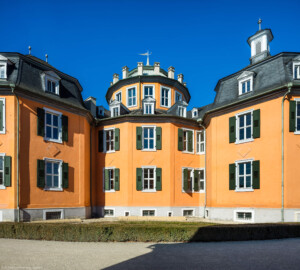 Waghäusel - Eremitage - Von Außen / Von Südost - Blick vom südöstlichen Kavaliersbau auf den Zentralbau, die Flügelanbauten, das Mansarddach und das Kuppelgeschoss (aufgenommen im Februar 2019, am frühen Nachmittag)