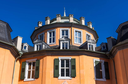 Waghäusel - Eremitage - Von Außen / Von Südwest - Blick vom südwestlichen Kavaliersbau auf das obere Stockwerk, das Mansarddach und das Kuppelgeschoss (aufgenommen im Februar 2019, am frühen Nachmittag)