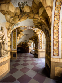 Schloss Bruchsal - Hauptbau / Corps de Logis - Erdgeschoss - Grotte, Südostseite - Von Westen - Blick nach Osten in den Umgang (Malereien ursprünglich von Giovanni Francesco Marchini, 1731 bis 1736, rekonstruiert von Manfred Leitenmeier, 1971 bis 1980) (aufgenommen im März 2019, am späten Vormittag) Schloss Bruchsal - Hauptbau / Corps de Logis - Erdgeschoss - Grotte, Südostseite - Von Westen - Blick nach Osten in den Umgang (Malereien ursprünglich von Giovanni Francesco Marchini, 1731 bis 1736, rekonstruiert von Manfred Leitenmeier, 1971 bis 1980) (aufgenommen im März 2019, am späten Vormittag)